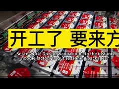 यांग झांग गुई के तत्काल नूडल्स की पैकेजिंग कार्यशाला