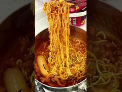 12 महीने शेल्फ जीवन कोरियाई सॉसेज गर्म चिकन नूडल्स प्रामाणिक कोरियाई स्वाद तत्काल नूडल्स