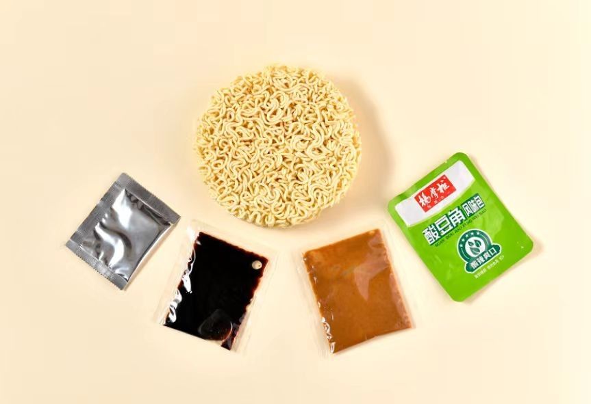 वुहान ड्राई इंस्टेंट नूडल्स ((स्पाइसी सिसम सॉस स्वाद मिश्रित नूडल्स) OEM स्वीकार्य 158g*12