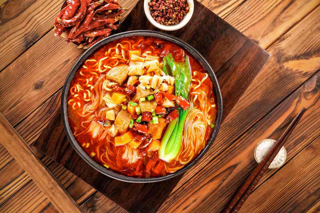 मसालेदार कप नूडल्स सॉस फ्लेवर 92 ग्राम 12 पैक इंस्टेंट रामेन क्विक सर्विस रेस्तरां, फूड ट्रक और कैफेटीरिया के लिए बिल्कुल सही